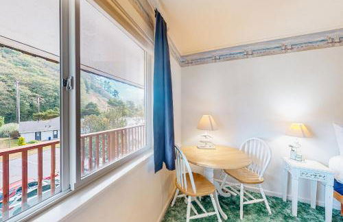 Cozy Coastal Condo Steps from the Beach with Deck Views - Foto 16