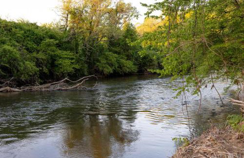 Airstream w Bathtub, River, & Hot Tub - Foto 32