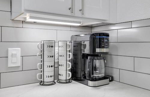 Arlington Entertainment District Home Green & White Door - Foto 20