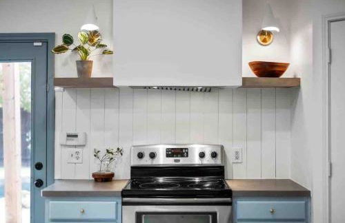 Sunny 4BR with Backyard Oasis - 15 Min to Lakes - Foto 12