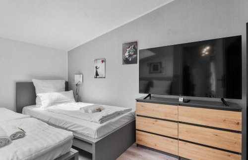 DG - Einfach aber sehr komfortabel - Wohnung für bis zu 12 Personen - Gruppen, Messe, Monteure, Studenten - Voll ausgestattet - 3 Smart-TV 55 Zoll Netflix, 1000 Mbit WLAN, voll ausgestattete Küche - Foto 4