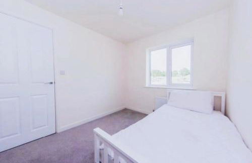 Spacious Townhouse for Contractors and Families - Photo 8