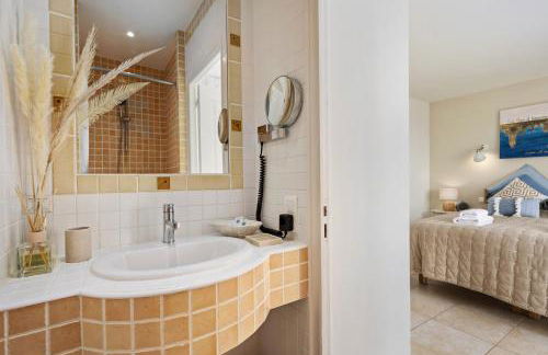 Villa La Genestière - Familienoase und Golfertraum mit Infinity-Pool und 180-Grad-Panoramablick bis zum Meer - Foto 44