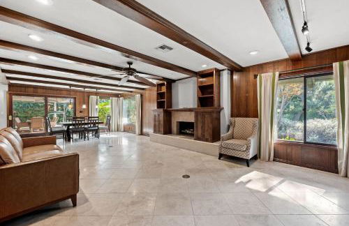 Airy Large Backyard Oasis Perfect Family Getaway - Foto 25