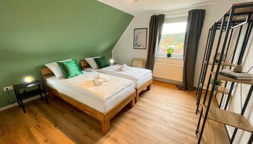 Großes Apartmenthaus,Ferienwohnung Mut mit 90 qm2, großer Aufenthaltsbereich für Firmen, Gruppen, Familien, Nahe Ulm, 3 Schlafzimmer, WLAN,Hotel-TV,Einzelbetten,Garten,ruhige Lage,Bettwäsche,Handtücher inklusive,Self Check-in,Nahe BWK,Uni,Legoland - Foto 4