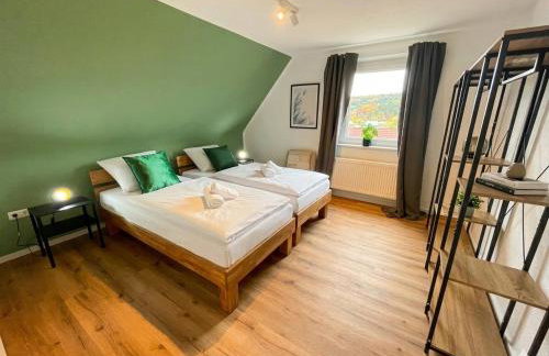 Großes Apartmenthaus,Ferienwohnung Mut mit 90 qm2, großer Aufenthaltsbereich für Firmen, Gruppen, Familien, Nahe Ulm, 3 Schlafzimmer, WLAN,Hotel-TV,Einzelbetten,Garten,ruhige Lage,Bettwäsche,Handtücher inklusive,Self Check-in,Nahe BWK,Uni,Legoland - Foto 4