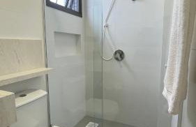 Novíssimo! Charmoso e a 3 minutos a pé da praia - Foto 30