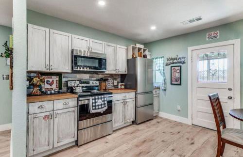 Stockyards! Less than 3 mins-Sleeps 8 -Gable House - Photo 4