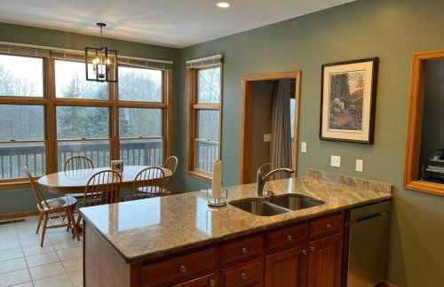 Secluded 4 bedroom with hot tub minutes from campus - Foto 13