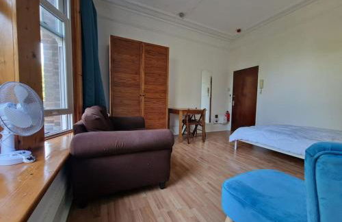 Bright well located studio flat - Photo 5