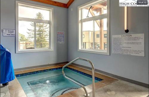 The Sugar Suite - Renovated with a View! Ski IN-OUT! Heated POOL, Hot tub, sauna, gym, AC, EV, adjustable bed - Foto 23