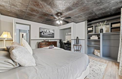 Luxe Suite with Pool Table, King Bed, 3 TVs, & Free Parking - Foto 25