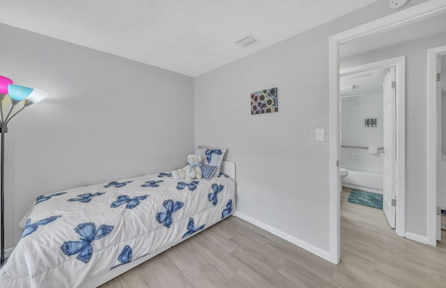 Serenity Retreat: Charming Home Near Attractions! 3 Bedroom Home by RedAwning - Foto 6