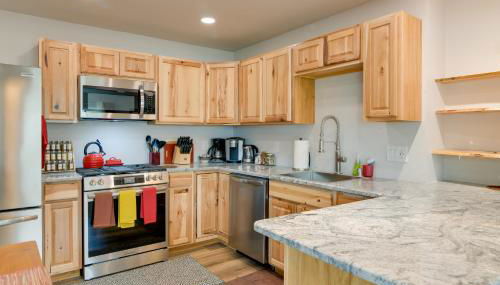 6 Mi to Dtwn Bright and Airy Anchorage Getaway! - Photo 2