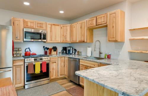 6 Mi to Dtwn Bright and Airy Anchorage Getaway! - Photo 2