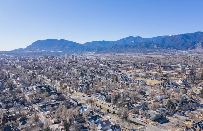 5bddowntown Victorian Charmhot Tub, Firepit - Photo 50