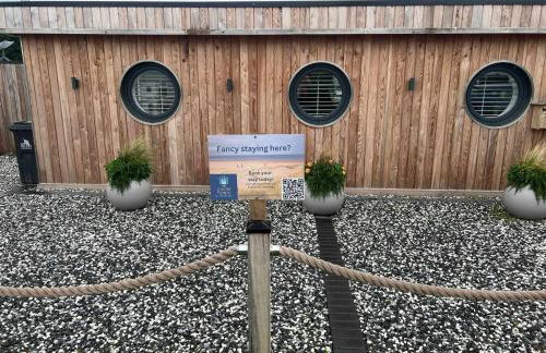 Humberston Boathouse Lodge & Hot Tub - Cleethorpes Beach Cabin Chalet - Foto 3