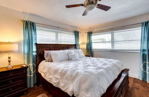 Pool and Screened-In Patio Tropical Florida Abode - Foto 12