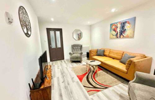 Swindon 3 Bedroom spacious home parking & garden - Foto 2