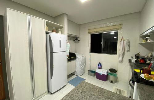 No Atalaia, Fort Poseidon rua do Atalho a 700 metros da praia do Atalaia, apartamento novo decorado, varanda, sala de estar e jantar, 02 suítes, 03 banheiros, lavanderia, cozinha, piscina, churrasqueira, salão de jogos, vista parcial das dunas e mar - Photo 24