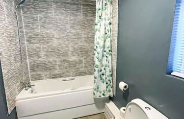 Perfect for Contractors! Free Central Parking! - Foto 6