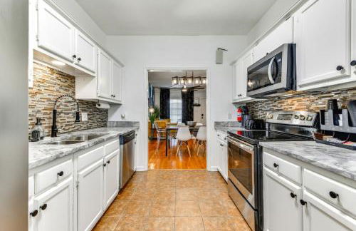 Colorful Baton Rouge Home Deck, Grill and Fire Pit - Foto 8