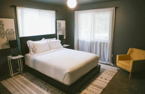 Vibrant Forest Retreat - Game Room, Spa, Fire Pit - Sleeps10 - Foto 29