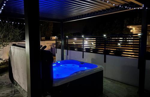 Little Woodlands Chalet with Private Garden & Hot Tub - Foto 50