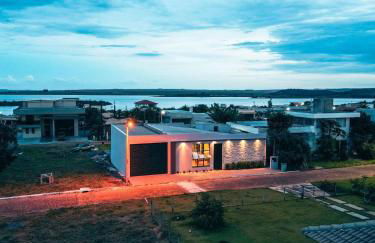 Casa Frente ao Lago com Piscina Aquecida no Melhor Condomínio - Foto 2