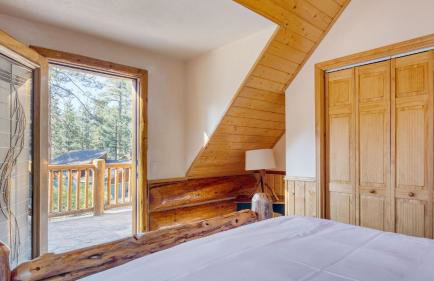 Pinetree Place by Avantstay Group Cabin w/ Hot Tub Minutes to the Lake - Photo 48