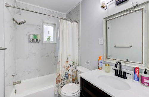 The Moose #9 - Brand New Luxe Modern loft with Free Parking, King Bed & Fast WiFi - Foto 23