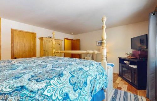 Tastefully-Updated, Classic Tahoe Family Home - Photo 12