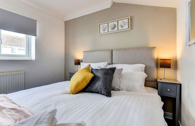 Beautiful 4 Bed House, 3 Minutes to Sea, Sleeps 8 - Foto 4