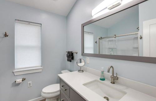 Pet Friendly Higgins Lake Home Firepit and Yard - Foto 16