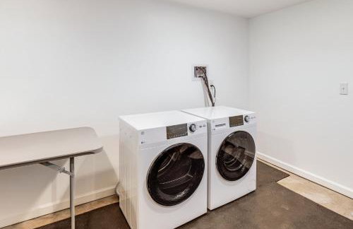 Walk to Downtown and Seneca Lake Updated Retreat! - Foto 20