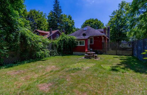 1920s Phoenicia Bungalow with Vintage Furnishings, Sauna, Fireplace, & Fenced Backyard - Foto 31