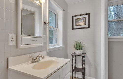 Amazing Lakefront Retreat On Long Lake! 2 Bedroom Home by RedAwning - Foto 68