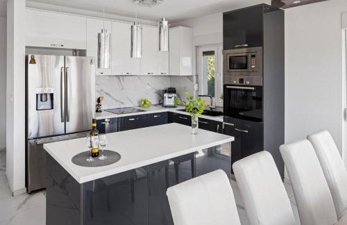 Seaview Villa Stanka with Pool and attached Jacuzzi - Photo 16