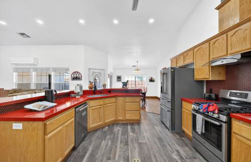 4BR Desert Oasis near Valley and Vegas - Foto 17