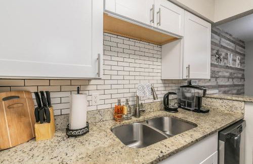 Cozy 2BR Farmhouse Apt - Sleeps 8 - FREE Parking! - Photo 10