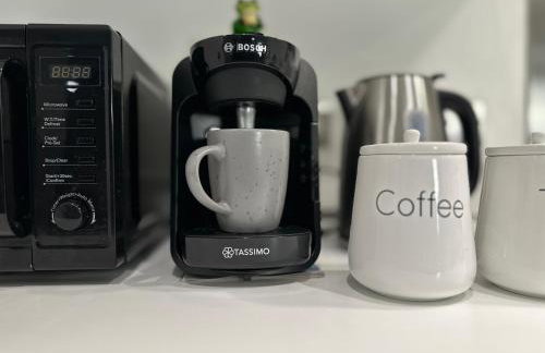 Cozy City Centre Apartment with Free Gym and Free Coffee - Photo 12