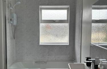 Comfortable 3BR Home, Guests 7, Fast Wi-Fi, & Nearby Pubs - Foto 15