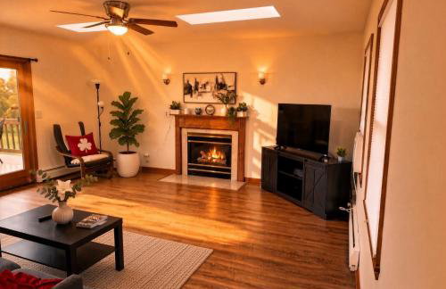 5BR Accessible Valley & Lake View Home Near Cornell - Sleeps 10 - Foto 44