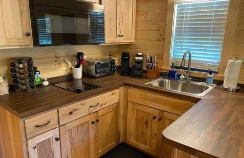 Serene 1BR Cabin near NC Z00 with Loft & Waterview - Foto 14
