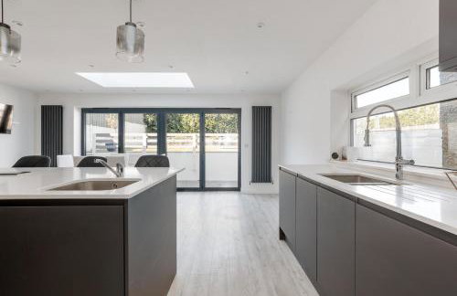 Delightful family home with parking, 8 minutes to beach - Foto 2