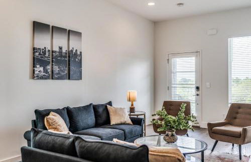 Nash House & Bars of Broadway with Patio Bar and Views! 8min Downtown! Sleeps 12! - Foto 10