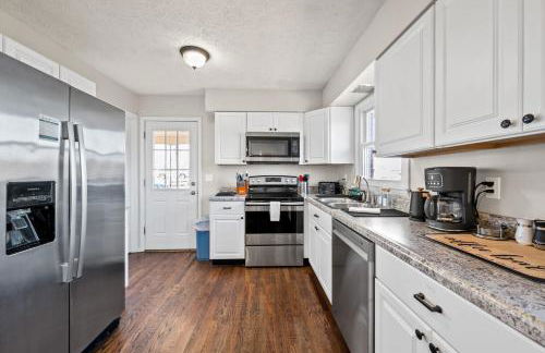 6 Min to Ark, Free Covered Parking, Deck and Grill - Foto 1