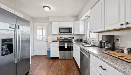 6 Min to Ark, Free Covered Parking, Deck and Grill - Foto 1