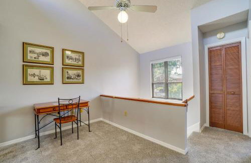 Walk to Restaurants Downtown Leesburg Townhome! - Foto 13