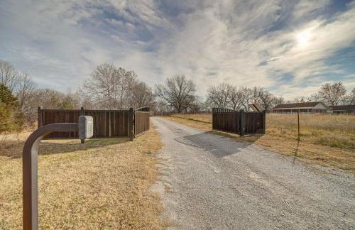 Game Room and Large Yard Vinita Farmhouse! - Foto 30